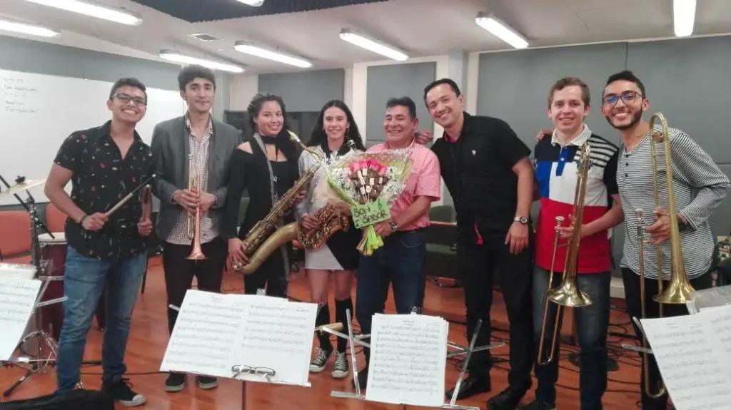 Entrega de regalo a Orquesta "Son Sabor"
