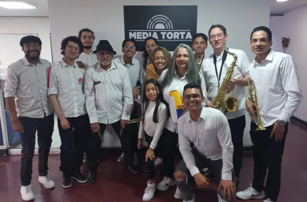Foto grupal de Orquesta "La Primera en Salsa"